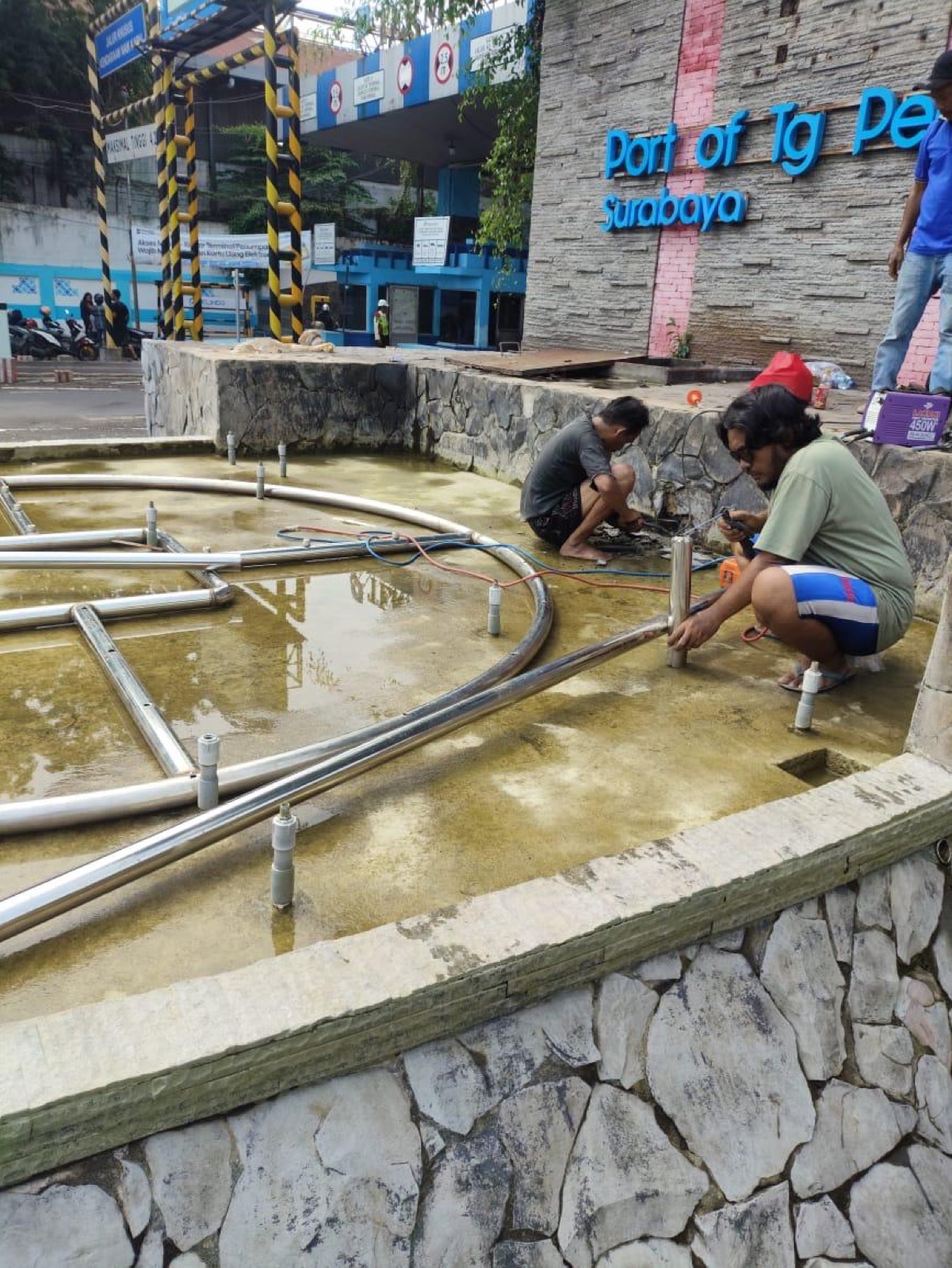 Proses instalasi pipa air mancur Gate Jamrud