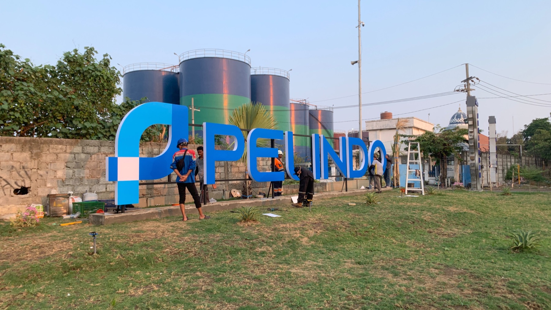 Proses pemasangan elemen lanskap Pelindo Gresik