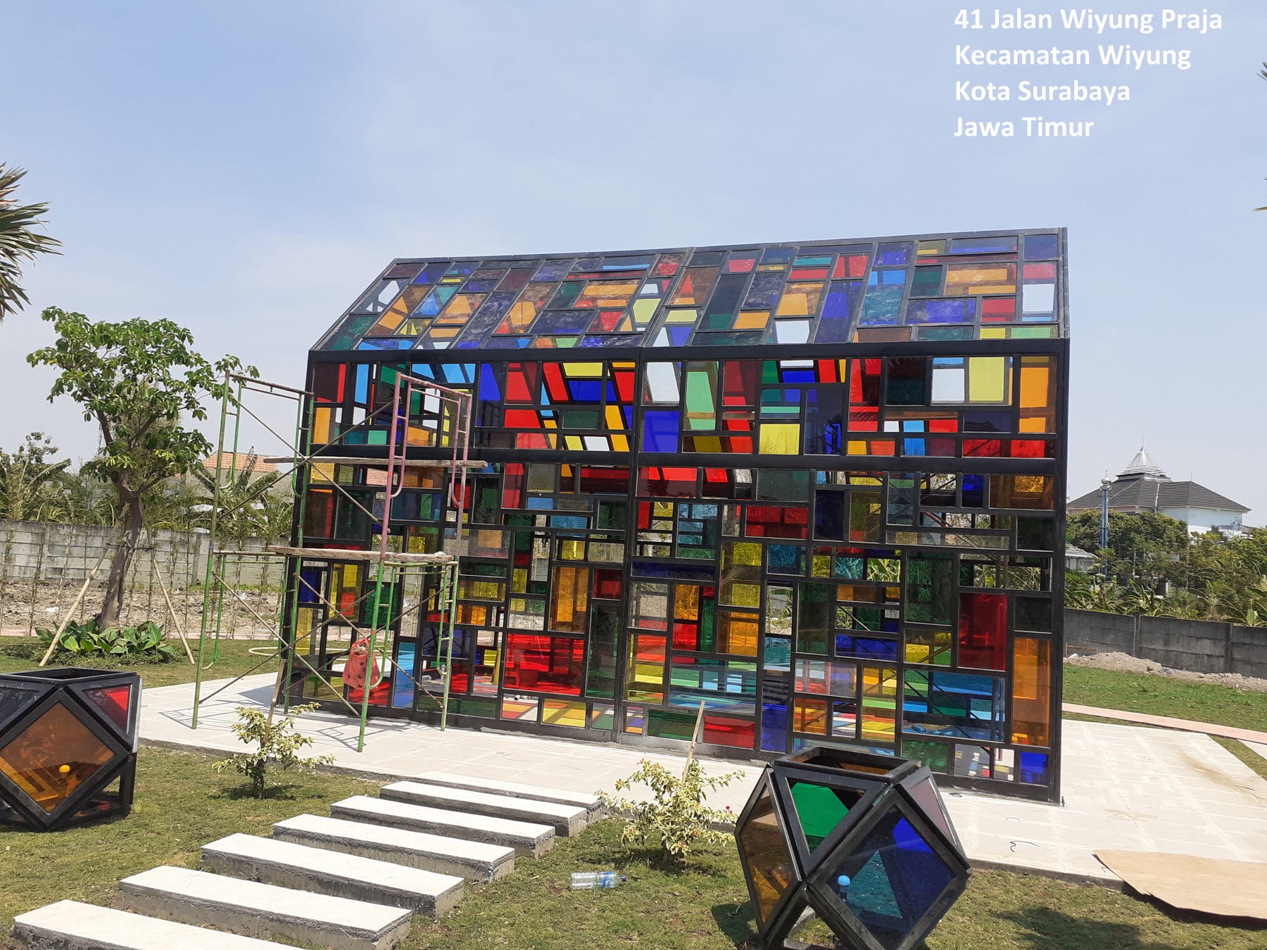 Rumah kaca warna-warni di Taman Mozaik Wiyung