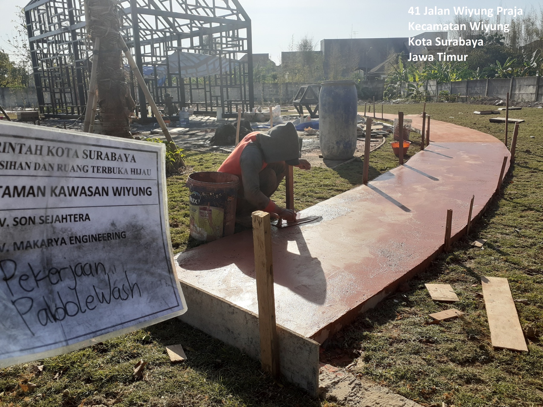 Pengerjaan jalur pedestrian Taman Mozaik Wiyung