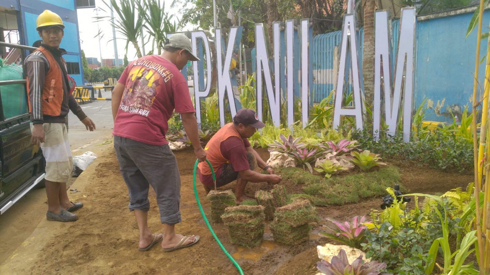 Proses penanaman pada proyek Taman Nilam