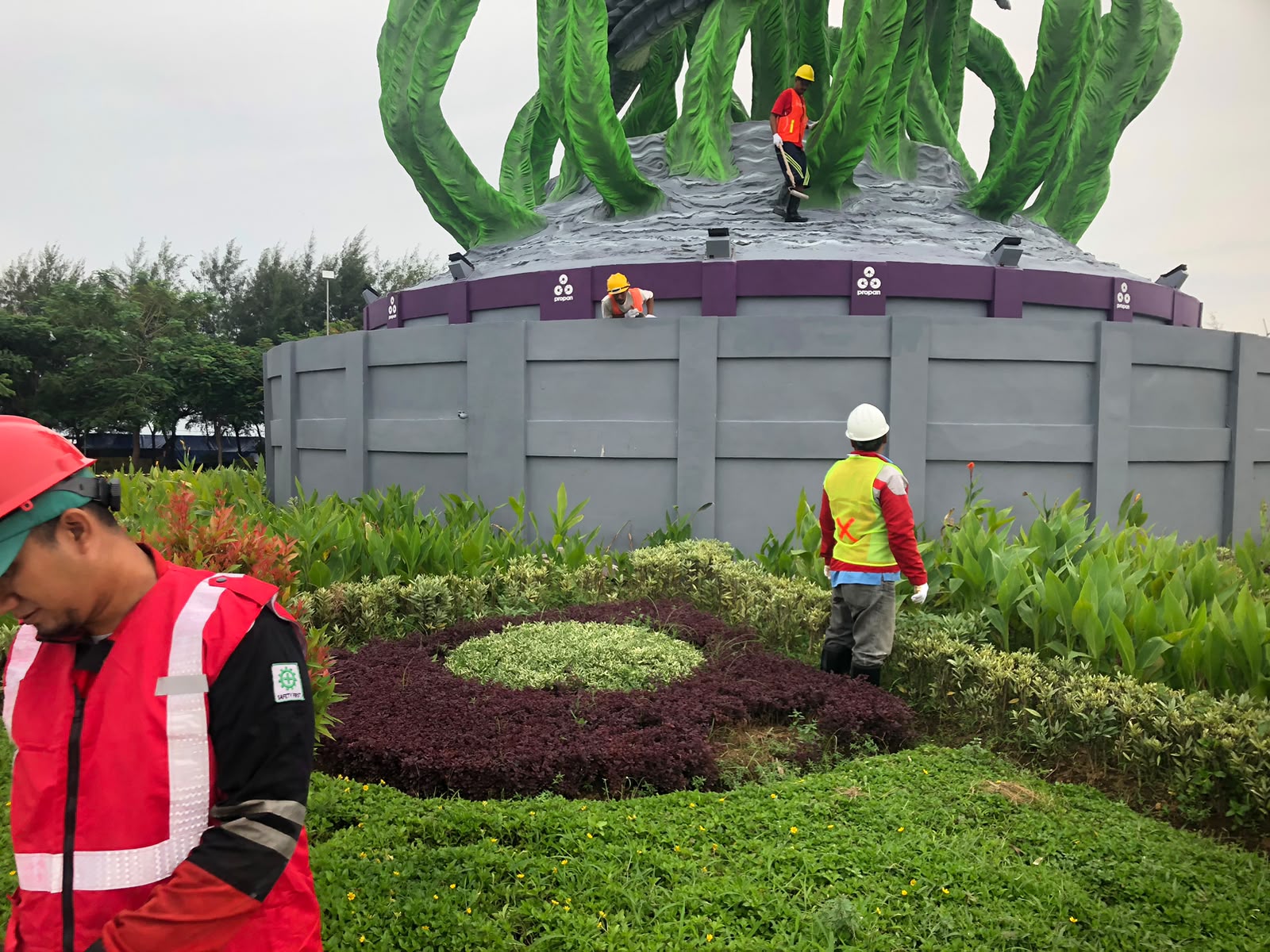 Penataan tanaman di sekitar ikon Taman Suroboyo Park