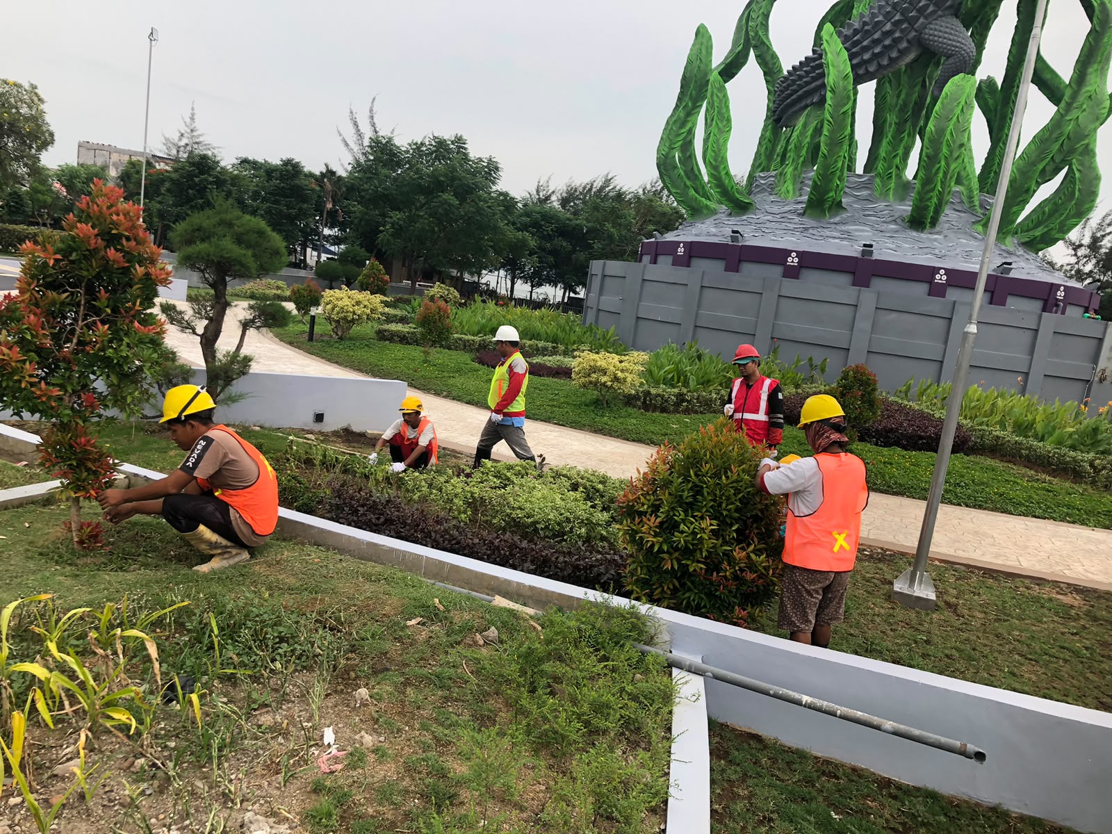 Tim melakukan pemeliharaan tanaman di Taman Suroboyo Park