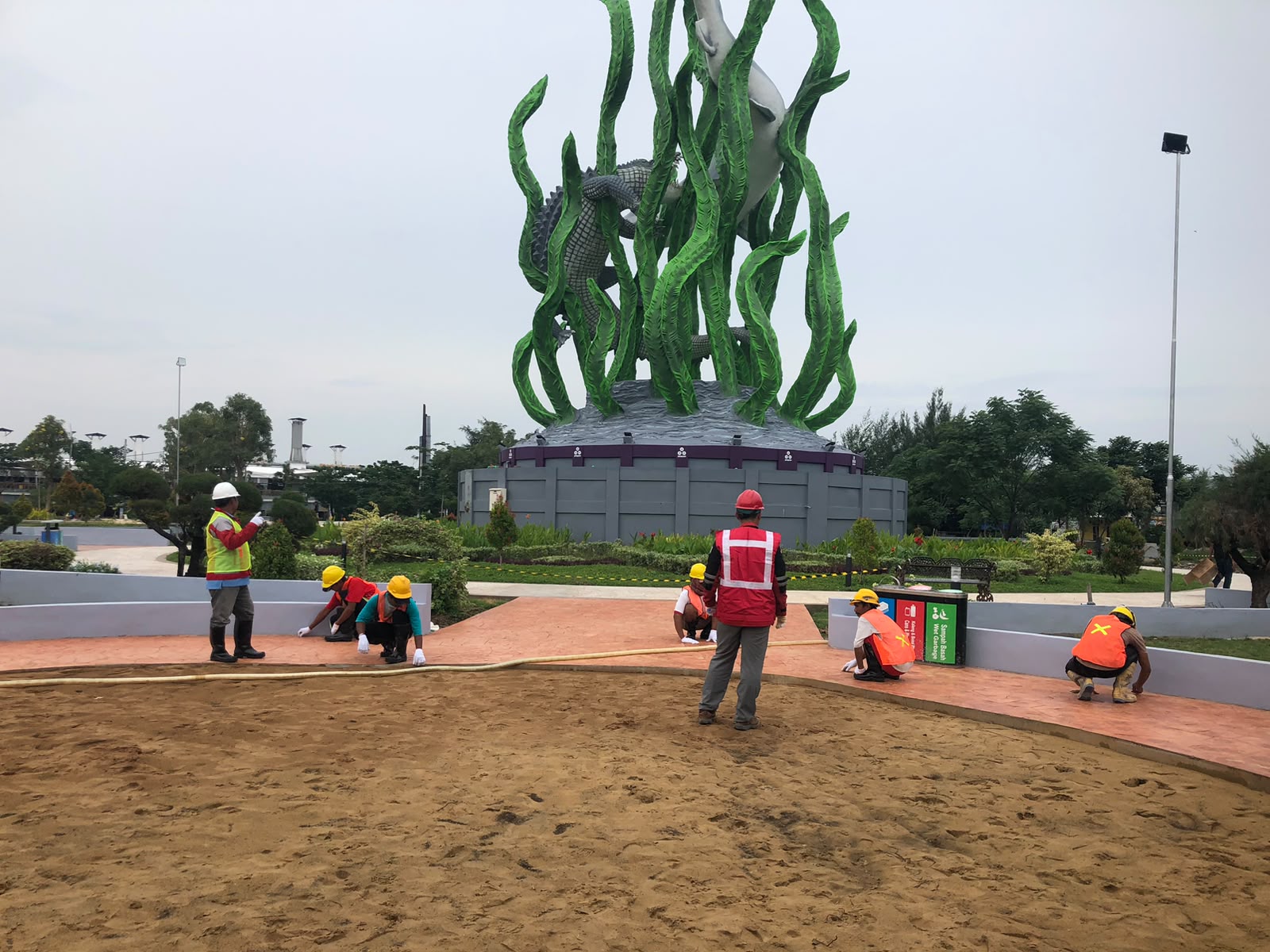Pekerjaan lanskap di Taman Suroboyo Park Kenjeran